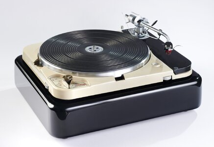 Thorens_TD124_MkI_SME3009_SII_(14107216623).jpg